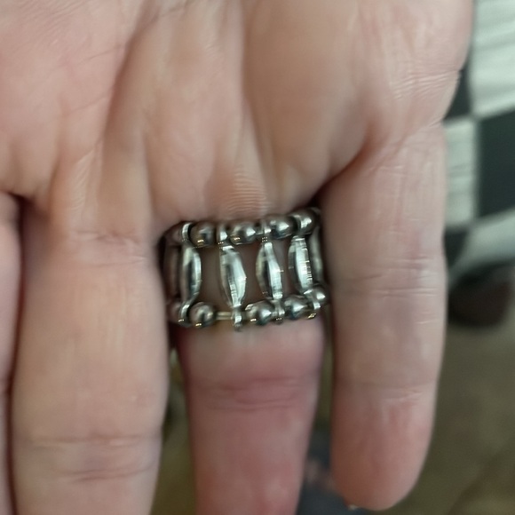 Metal skull and crossbones ring elastic stretch band - Picture 2 of 9